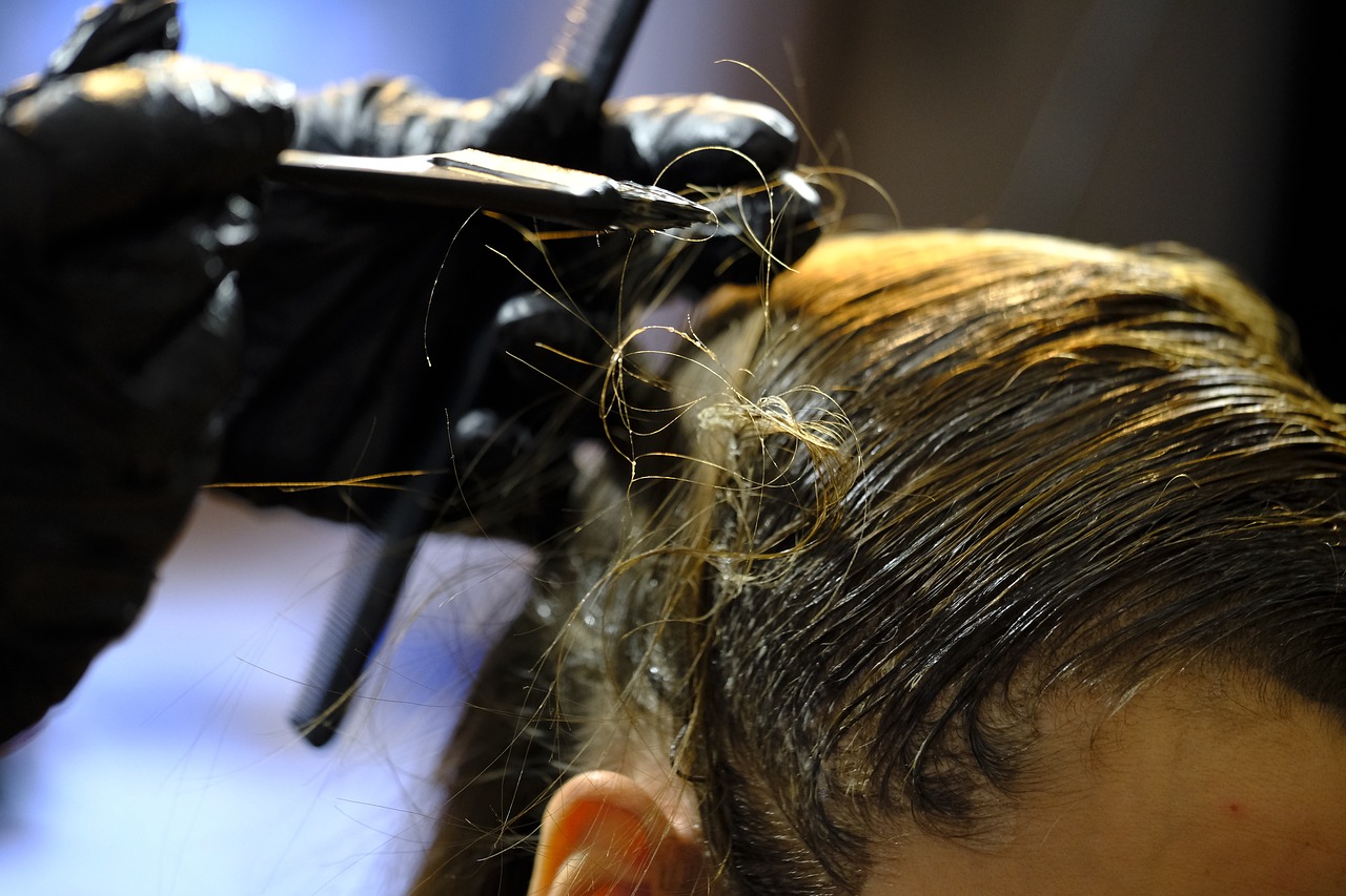 Sognare di tingersi i capelli