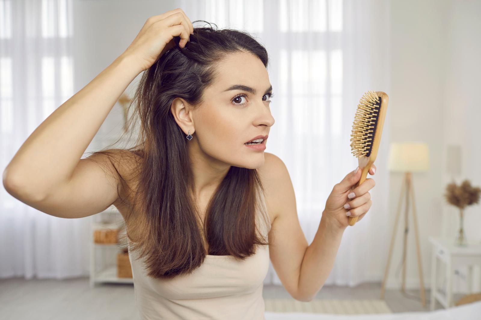 Perché cadono i capelli?